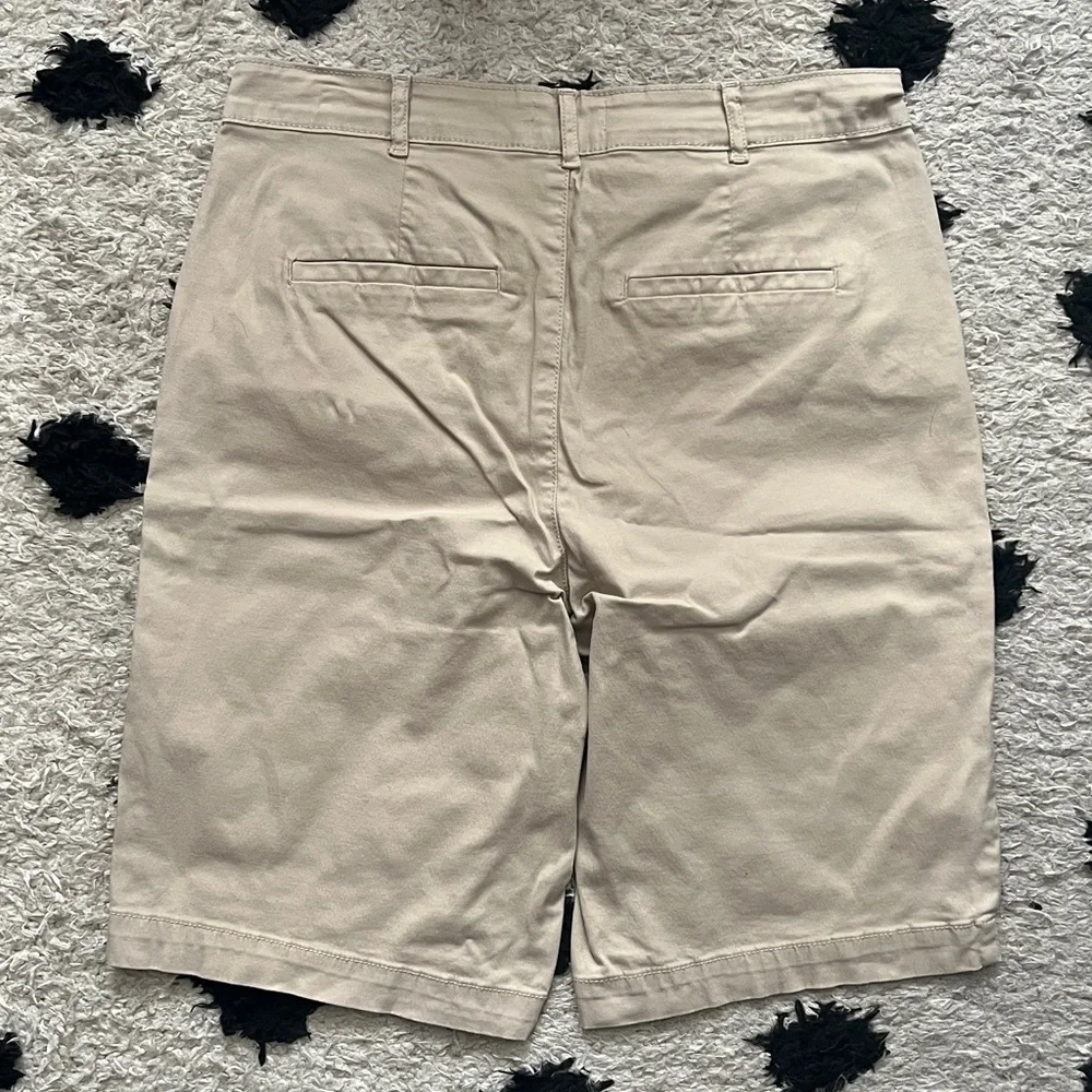 NYDJ women’s size 6 beige Flat Front Shorts